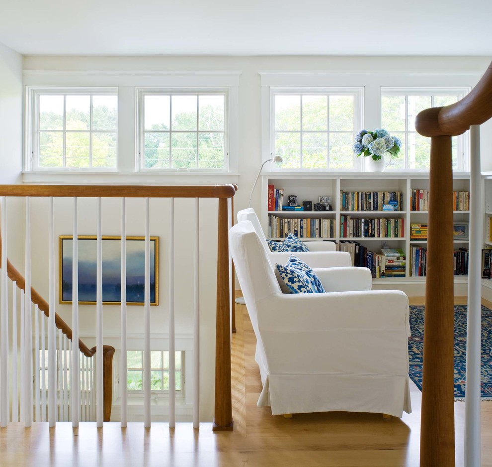 Immagine di un soggiorno tradizionale stile loft con libreria e pavimento in legno massello medio