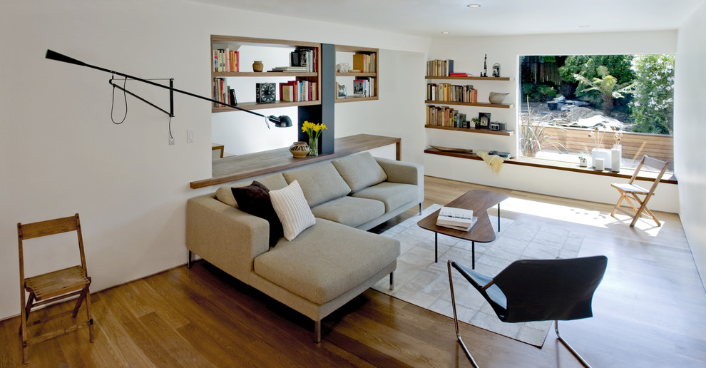 Источник вдохновения для домашнего уюта: гостиная комната в стиле модернизм с белыми стенами и паркетным полом среднего тона