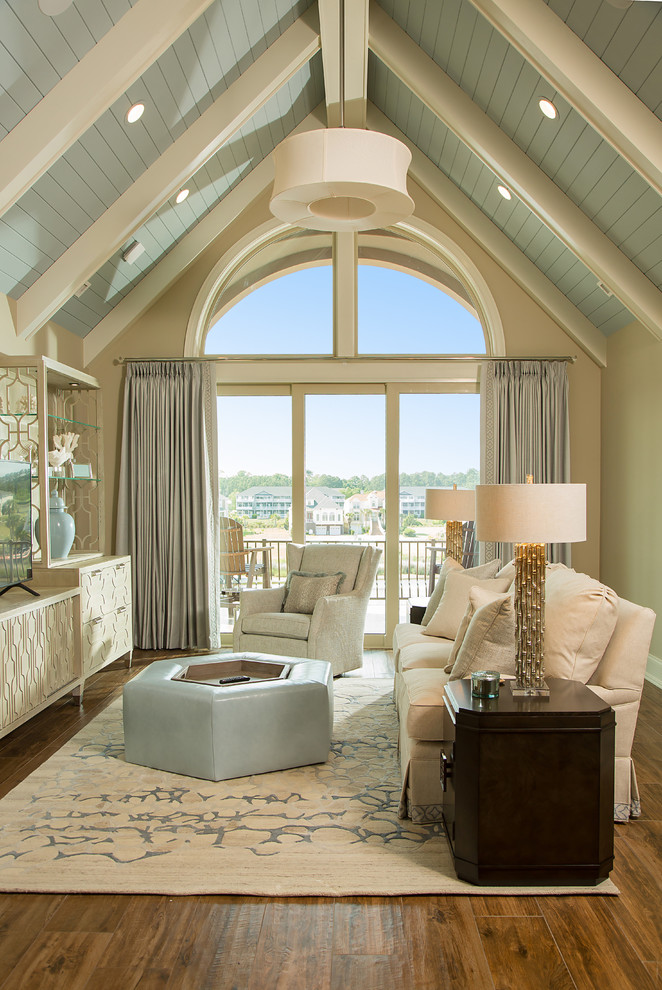 Modelo de sala de estar abierta clásica renovada grande con paredes beige, suelo de baldosas de cerámica, televisor independiente y suelo marrón