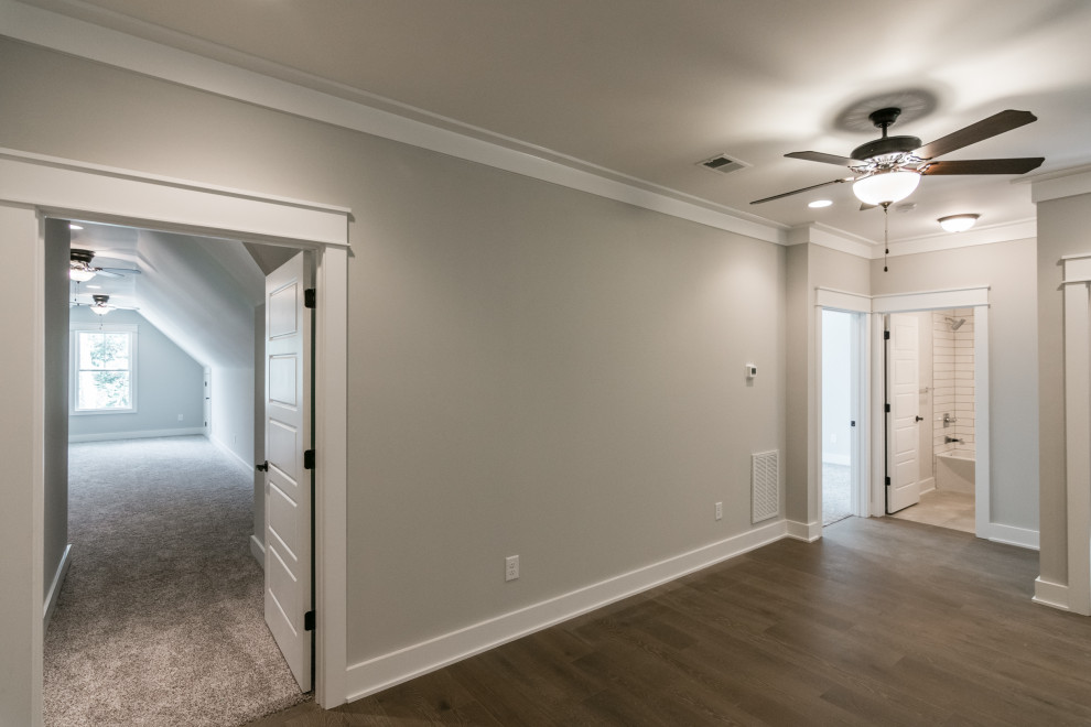 На фото: большая открытая гостиная комната в стиле кантри с серыми стенами, полом из винила и коричневым полом без камина, телевизора с