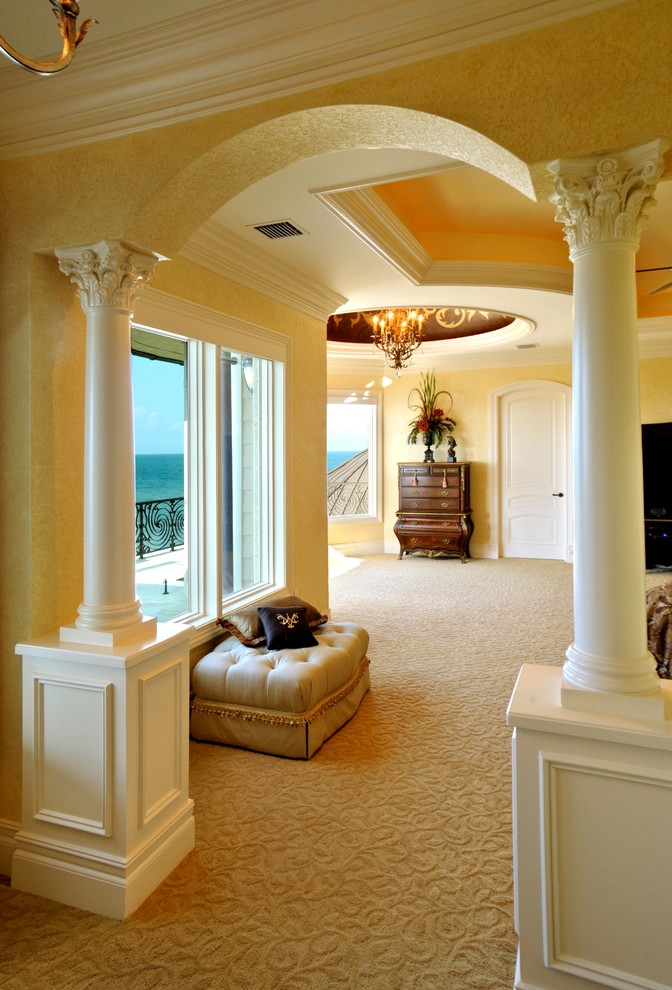 Ejemplo de sala de estar tipo loft mediterránea extra grande con paredes amarillas, moqueta, pared multimedia y suelo beige