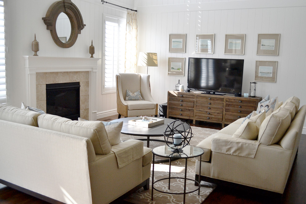 На фото: гостиная комната в классическом стиле с белыми стенами и ковром на полу