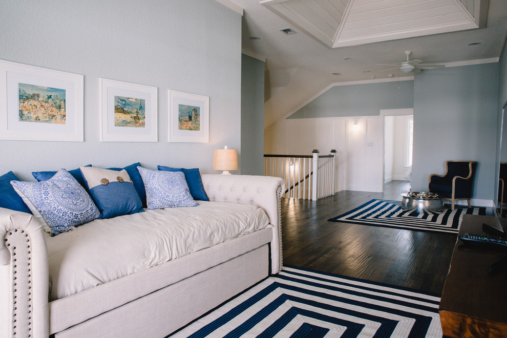 Пример оригинального дизайна: открытая гостиная комната среднего размера в морском стиле с синими стенами, темным паркетным полом, отдельно стоящим телевизором и коричневым полом без камина