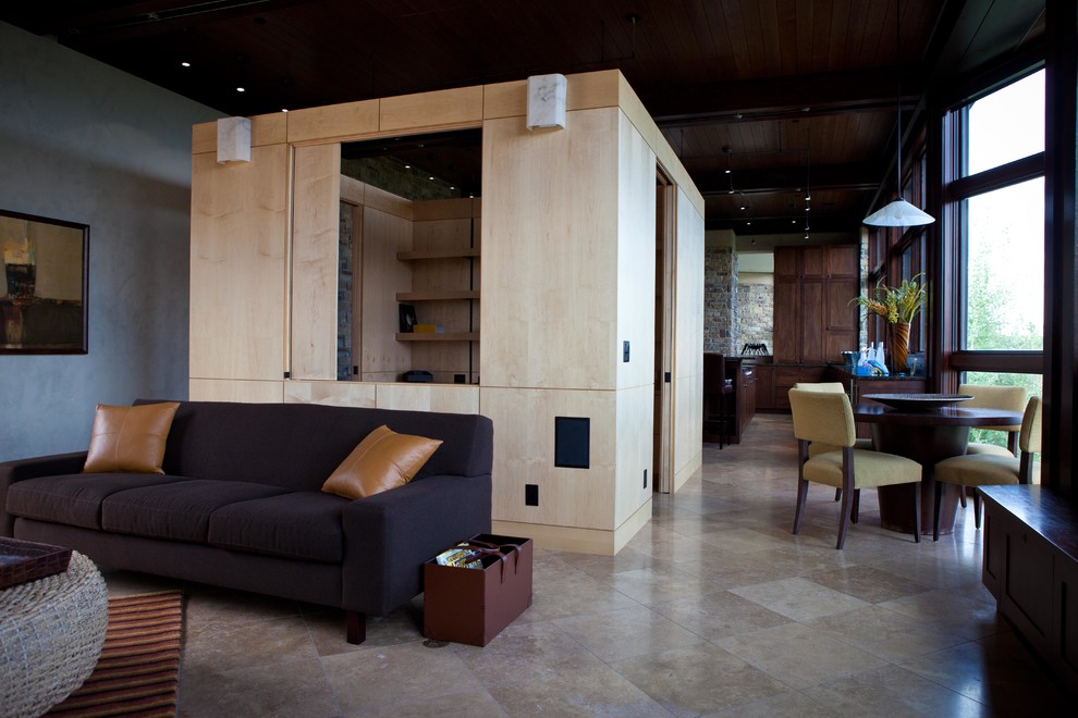 Foto di un soggiorno moderno di medie dimensioni e aperto con pareti beige, pavimento in travertino e pavimento beige