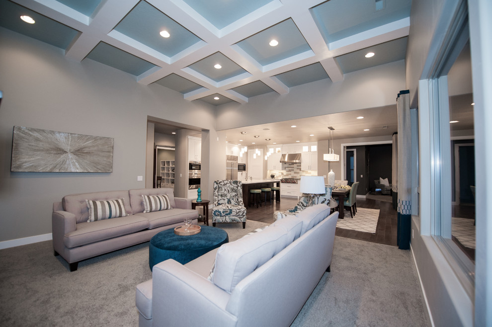 На фото: открытая гостиная комната среднего размера в современном стиле с серыми стенами, ковровым покрытием, горизонтальным камином, фасадом камина из плитки, телевизором на стене, бежевым полом и ковром на полу