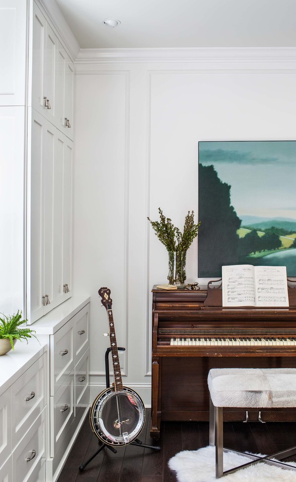 Imagen de sala de estar con rincón musical cerrada tradicional renovada de tamaño medio sin televisor con paredes blancas y suelo de madera oscura
