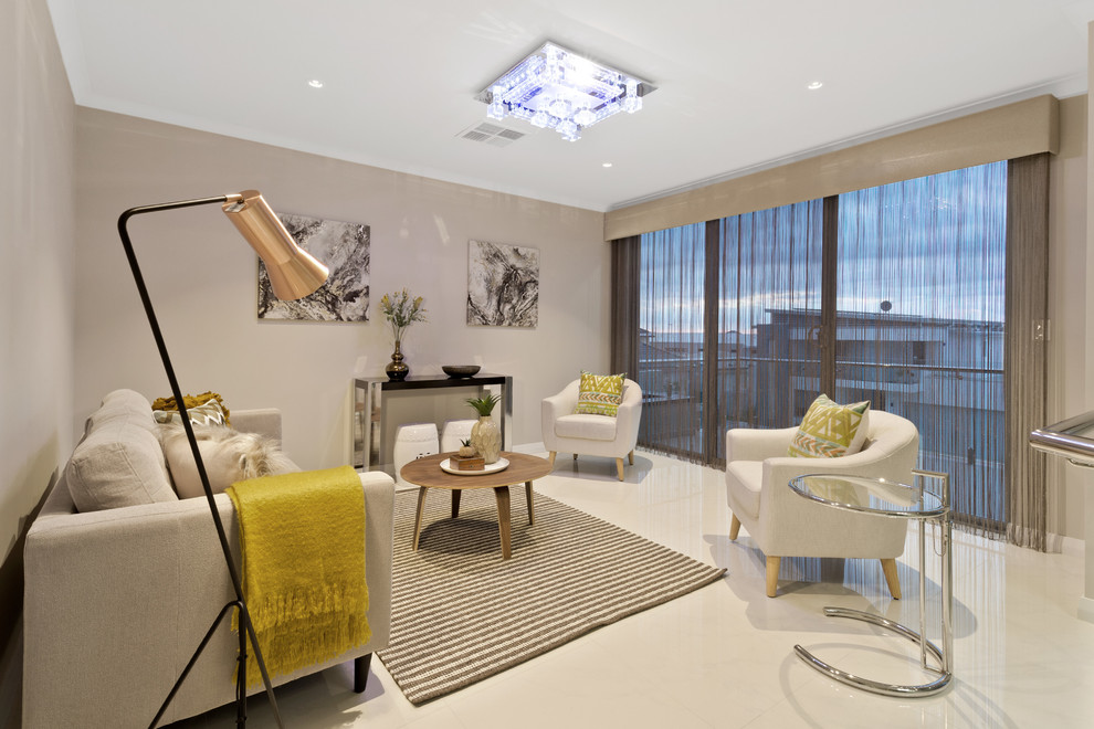Modelo de sala de estar contemporánea con paredes beige y suelo blanco