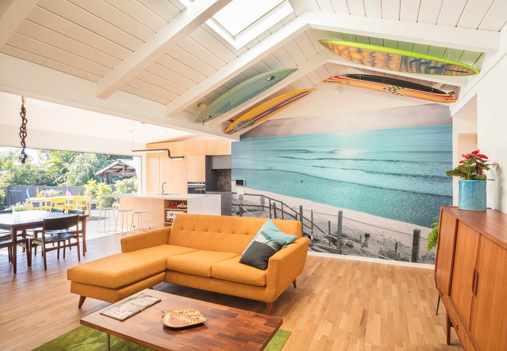 Ispirazione per un soggiorno costiero aperto con pareti multicolore e pavimento in legno massello medio