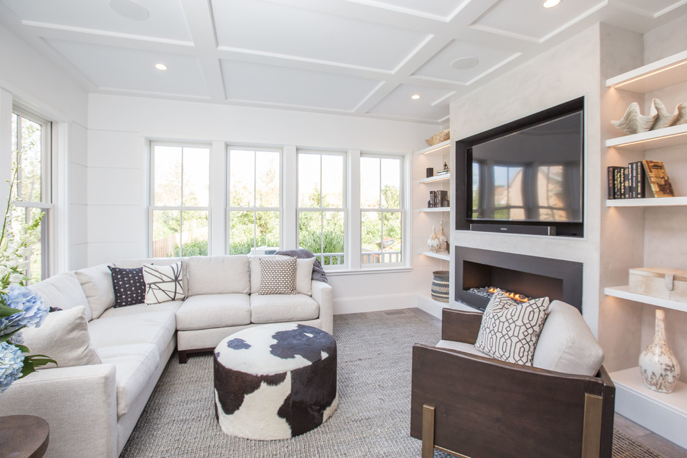 Diseño de sala de estar costera con paredes blancas, chimenea lineal y pared multimedia
