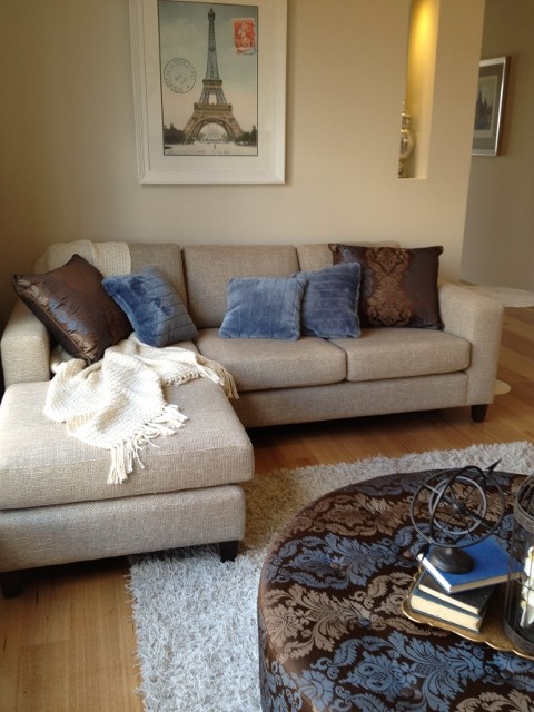 Imagen de sala de estar abierta de estilo de casa de campo de tamaño medio sin chimenea con suelo de madera clara y televisor colgado en la pared
