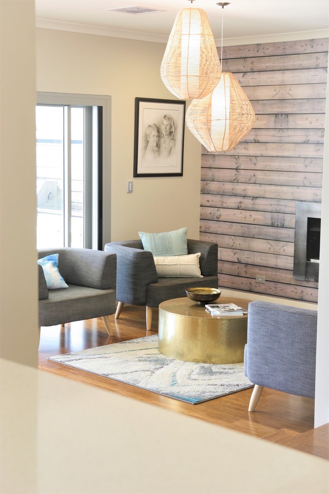 Mittelgroßes Maritimes Wohnzimmer mit beiger Wandfarbe, dunklem Holzboden, Kaminumrandung aus Metall und braunem Boden in Perth