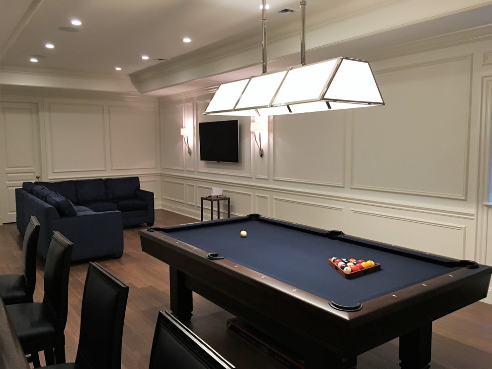 Diseño de sala de juegos en casa clásica renovada grande con paredes marrones, suelo de madera en tonos medios, televisor colgado en la pared y suelo marrón