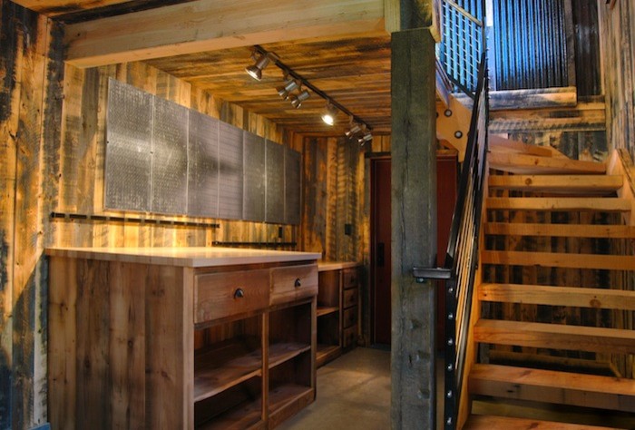 Foto de sala de estar tipo loft campestre de tamaño medio con suelo de madera en tonos medios
