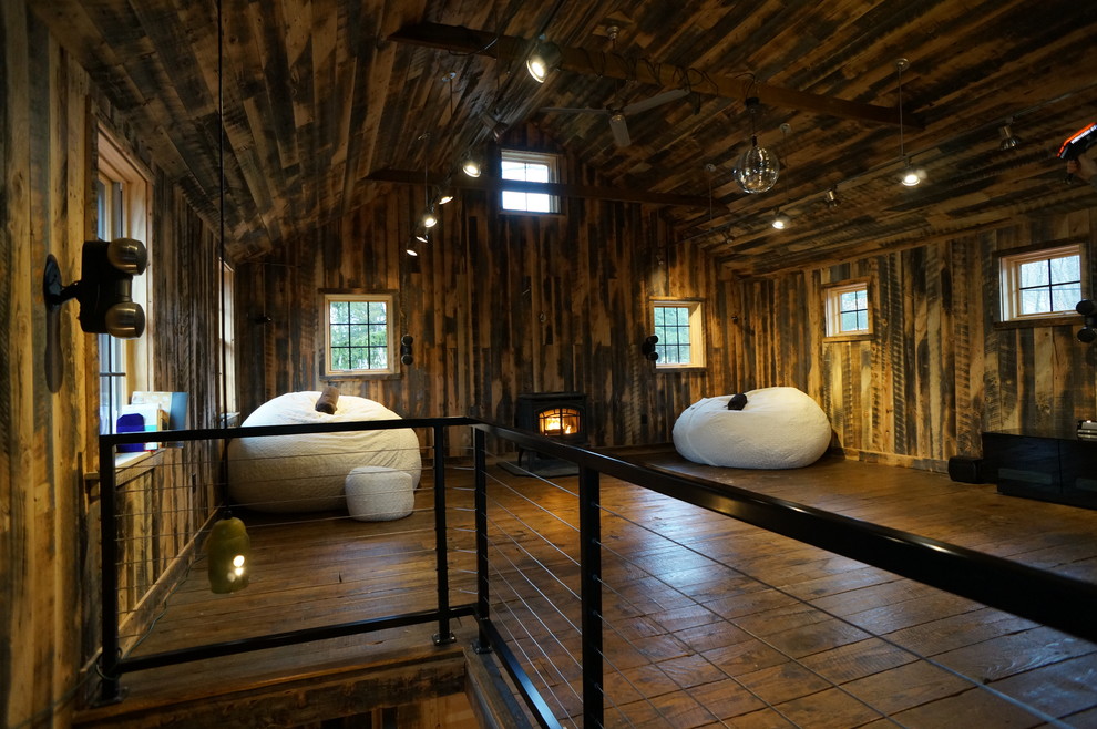 Idee per un soggiorno chic stile loft e di medie dimensioni con pareti marroni e pavimento in legno massello medio