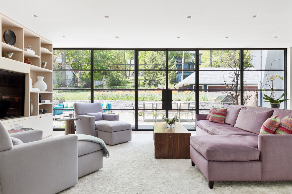 Diseño de sala de estar abierta contemporánea sin chimenea con pared multimedia