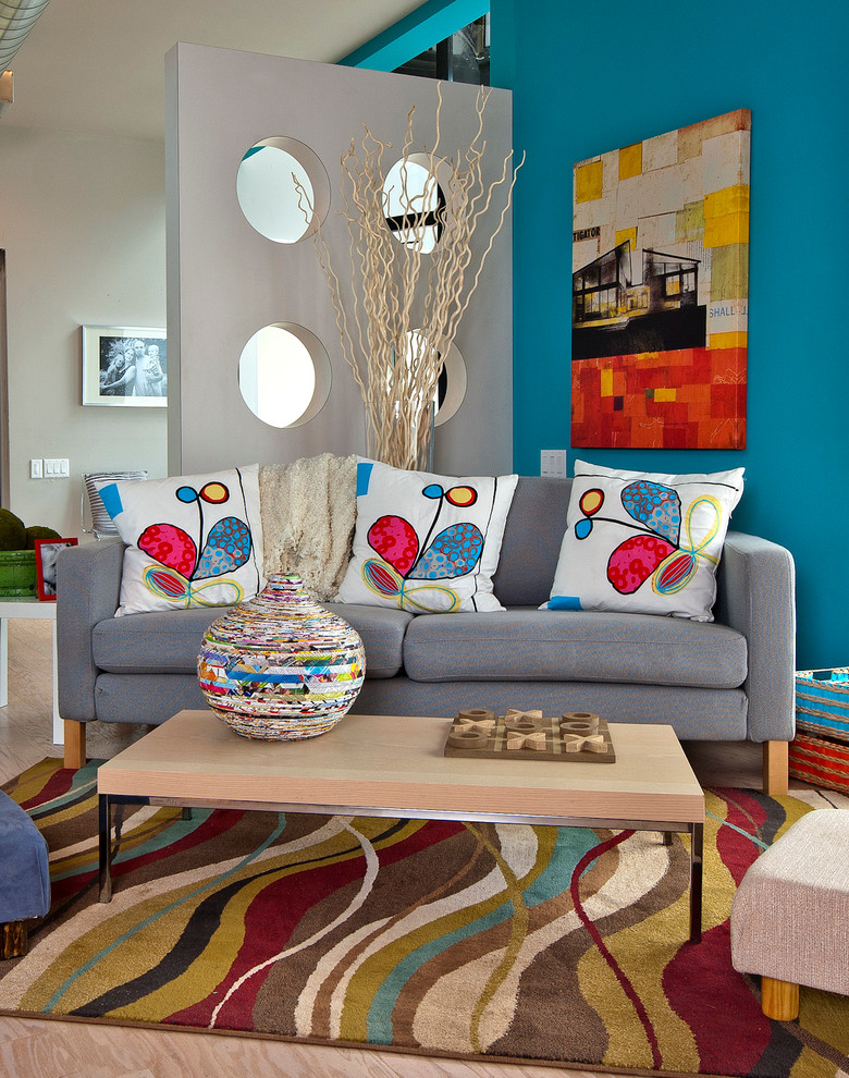 Cette image montre une salle de séjour design avec parquet clair et un mur multicolore.