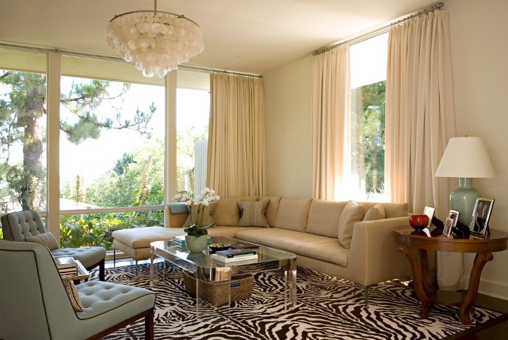 На фото: гостиная комната в стиле неоклассика (современная классика) с ковром на полу