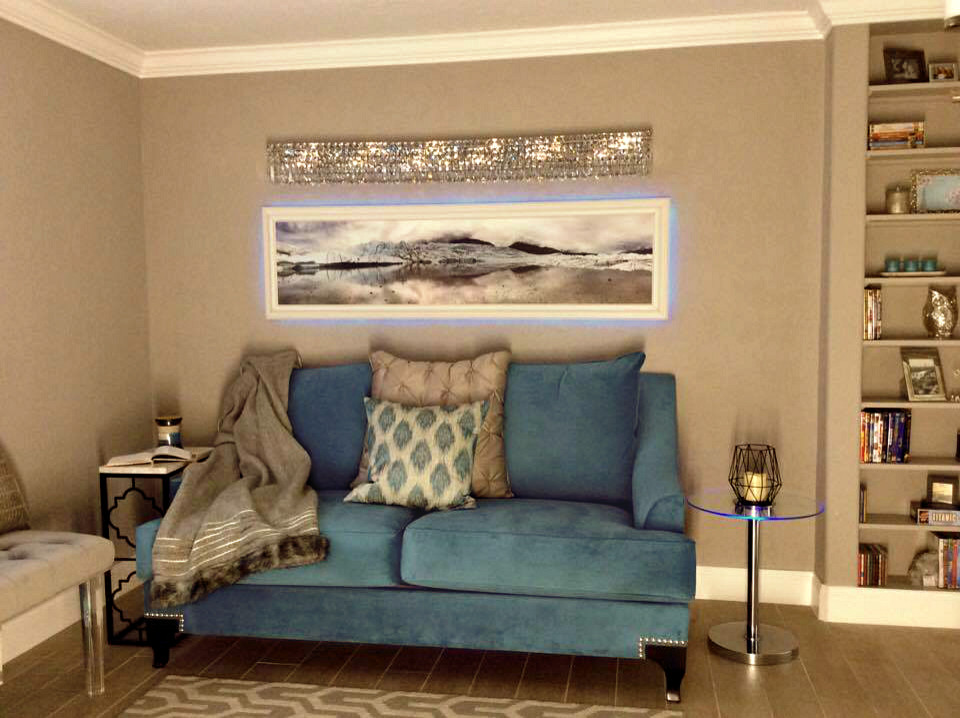 Immagine di un soggiorno tradizionale di medie dimensioni e aperto con libreria, pareti grigie, pavimento con piastrelle in ceramica e TV a parete
