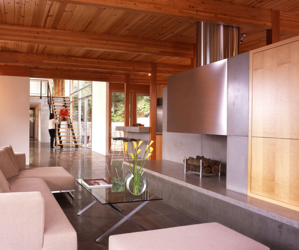 Свежая идея для дизайна: открытая гостиная комната среднего размера в стиле модернизм с бежевыми стенами и горизонтальным камином без телевизора - отличное фото интерьера