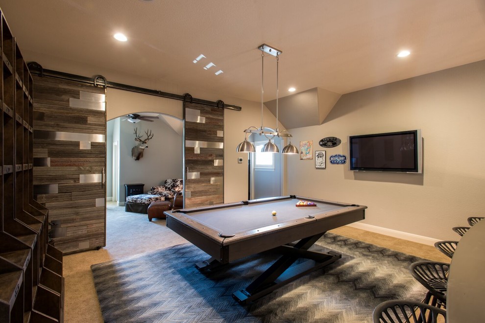 На фото: изолированная гостиная комната в стиле кантри с бежевыми стенами, ковровым покрытием, телевизором на стене и ковром на полу