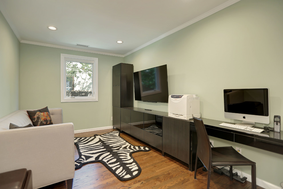 Foto di un soggiorno tradizionale di medie dimensioni e chiuso con pareti verdi, pavimento in legno massello medio, nessun camino e TV a parete