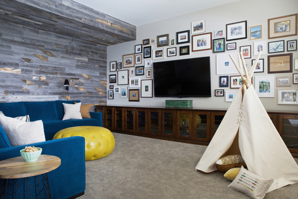 Mittelgroßes, Abgetrenntes Modernes Wohnzimmer ohne Kamin mit weißer Wandfarbe, Teppichboden, TV-Wand und beigem Boden in Calgary