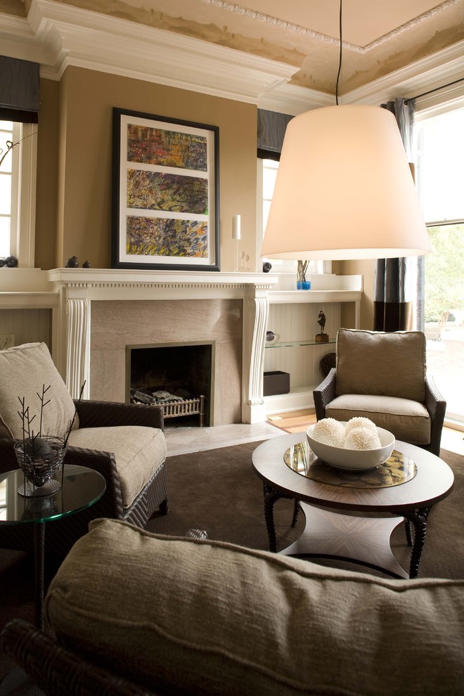 Idee per un soggiorno design con pareti beige e camino classico