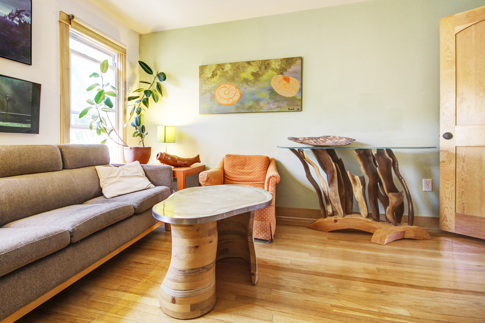Esempio di un soggiorno eclettico con pareti verdi e pavimento in legno massello medio