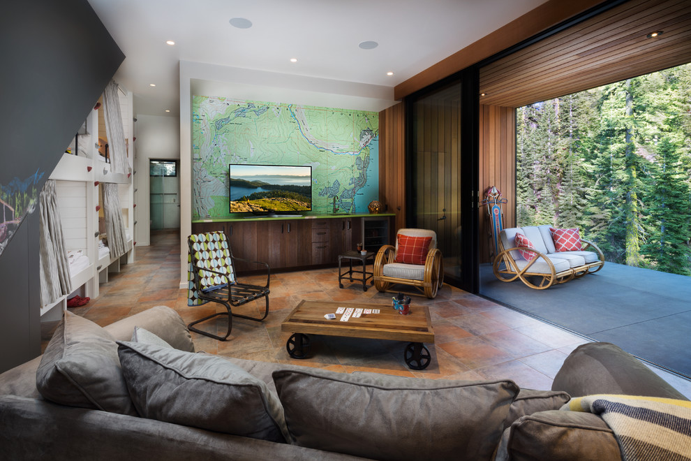 サンフランシスコにある広いラスティックスタイルのおしゃれな独立型ファミリールーム (セラミックタイルの床、暖炉なし、据え置き型テレビ、茶色い床) の写真