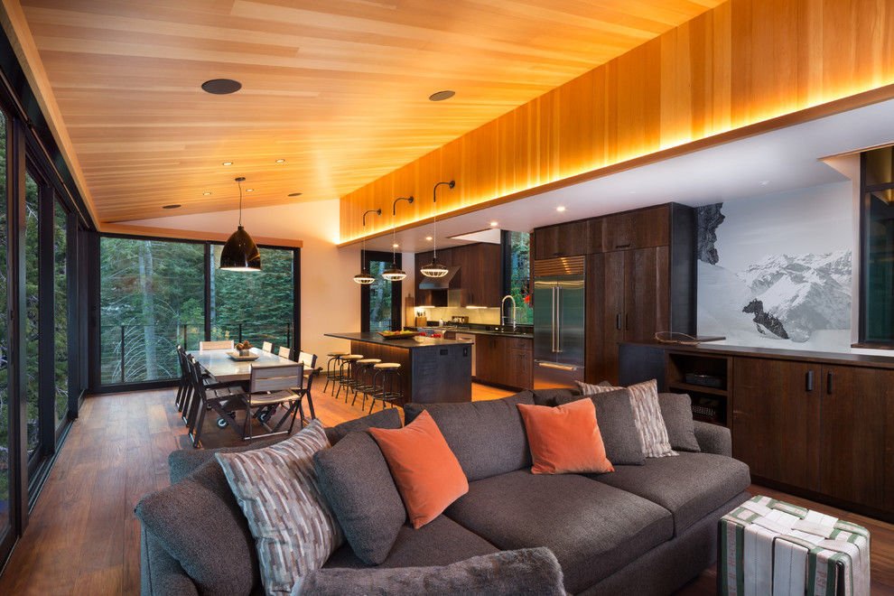 Immagine di un soggiorno contemporaneo con pavimento in legno massello medio