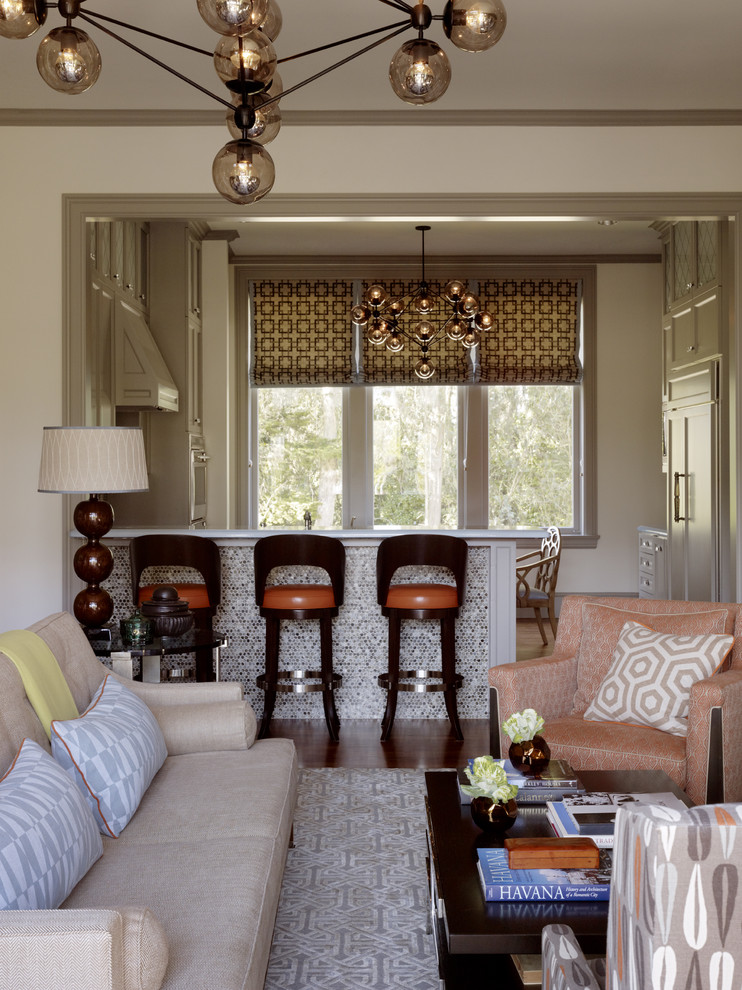 Cette photo montre une salle de séjour tendance ouverte avec un mur beige et parquet foncé.
