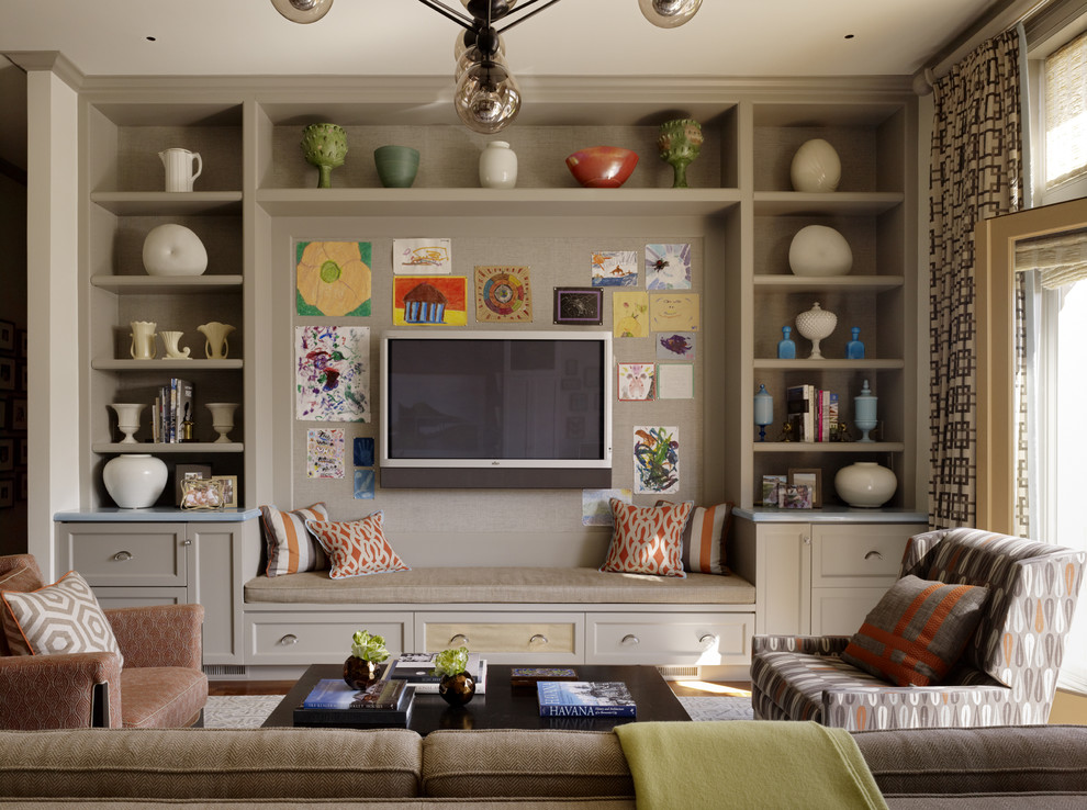 Idée de décoration pour une salle de séjour tradition avec un mur beige et un téléviseur fixé au mur.