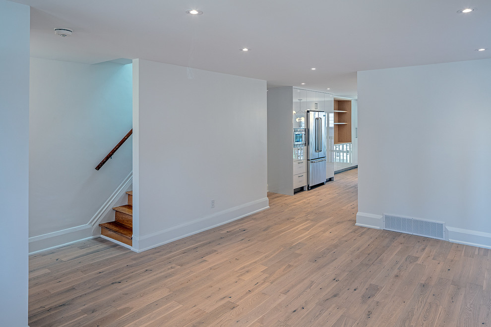 Kleines, Offenes Klassisches Wohnzimmer ohne Kamin mit hellem Holzboden, TV-Wand und braunem Boden in Toronto