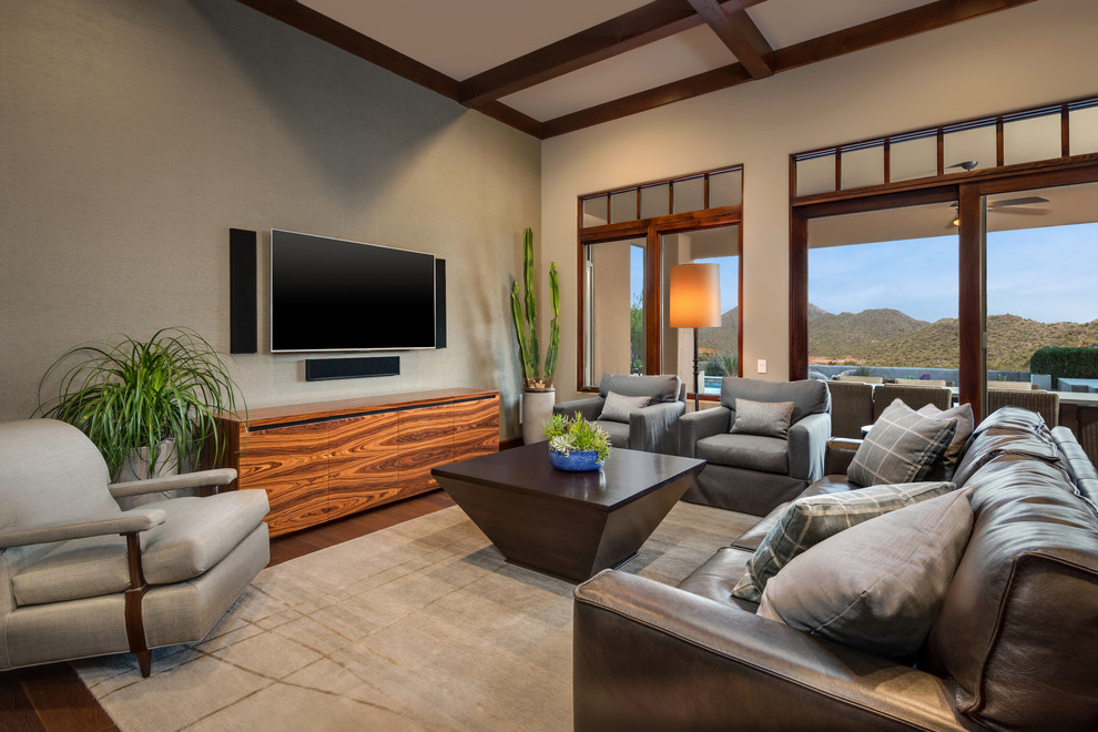 Großes, Offenes Modernes Wohnzimmer ohne Kamin mit braunem Holzboden, TV-Wand und beiger Wandfarbe in Phoenix