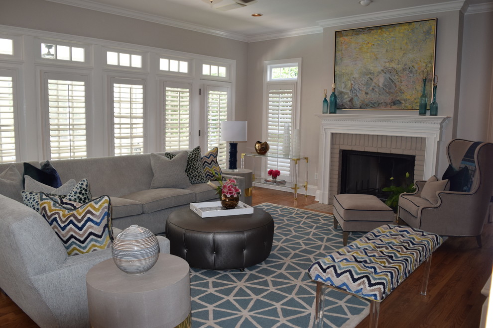 Ejemplo de sala de estar abierta tradicional renovada de tamaño medio con paredes beige y suelo de madera en tonos medios