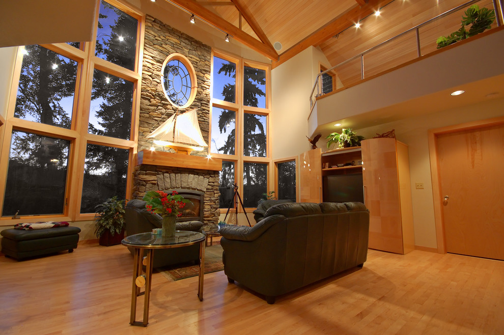 Diseño de sala de estar abierta clásica de tamaño medio con paredes beige, suelo de madera clara, todas las chimeneas y marco de chimenea de piedra