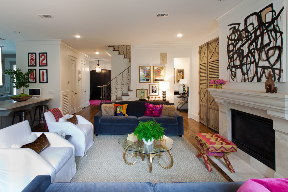Ejemplo de sala de estar abierta tradicional renovada con paredes blancas, suelo de madera en tonos medios, todas las chimeneas y marco de chimenea de piedra