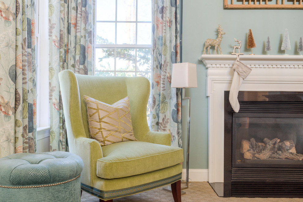 Imagen de sala de estar cerrada tradicional renovada de tamaño medio con paredes azules, moqueta, todas las chimeneas y marco de chimenea de baldosas y/o azulejos