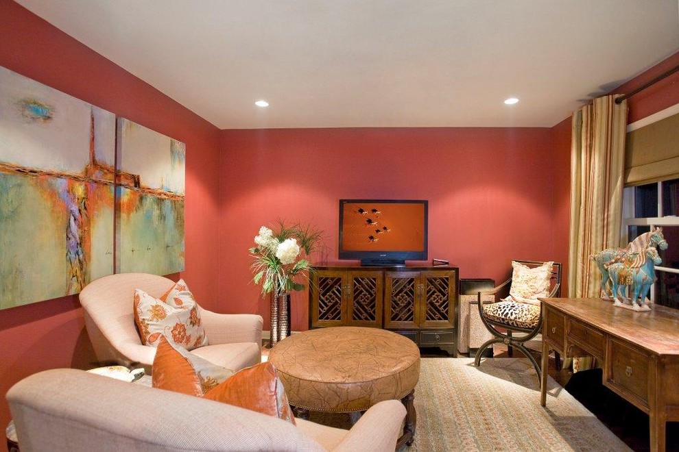 На фото: изолированная гостиная комната в стиле фьюжн с розовыми стенами и отдельно стоящим телевизором без камина