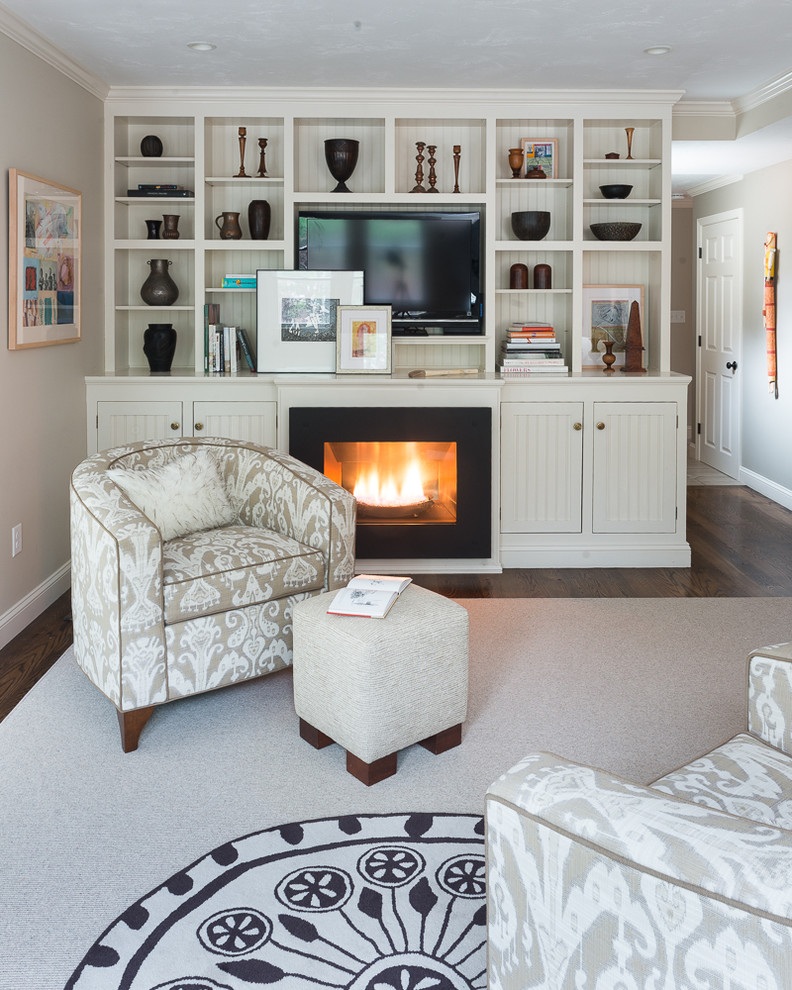 Aménagement d'une salle de séjour classique de taille moyenne et ouverte avec un mur beige, un sol en bois brun, une cheminée standard et un téléviseur encastré.