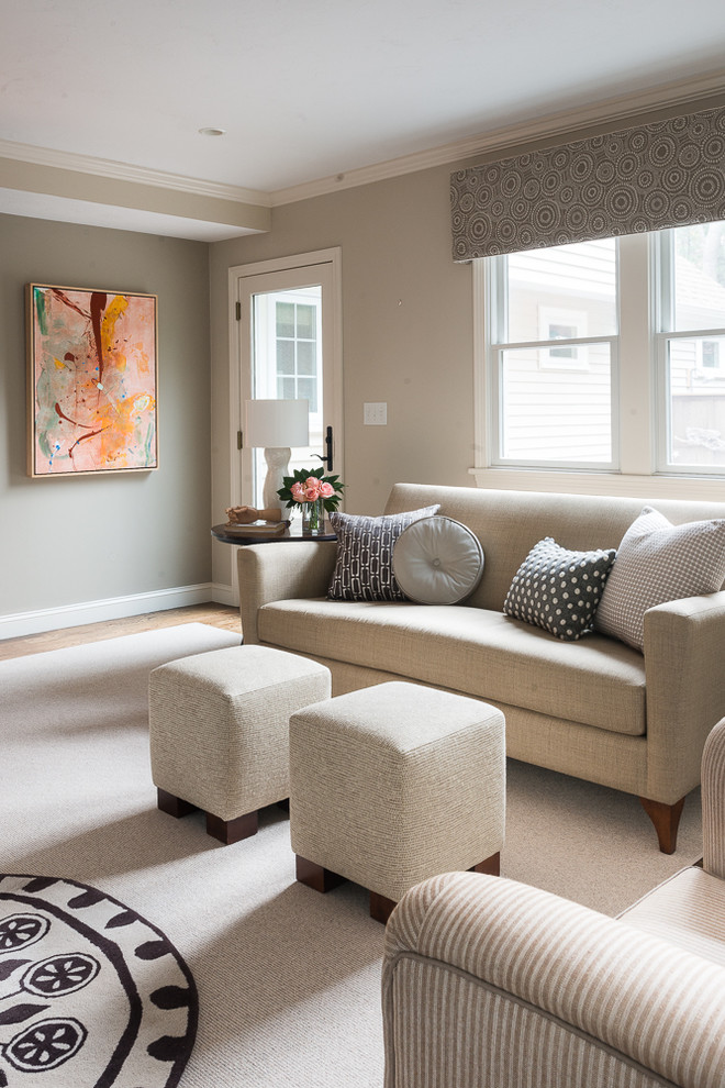 Modelo de sala de estar abierta clásica renovada de tamaño medio con paredes beige, suelo de madera en tonos medios, todas las chimeneas y pared multimedia