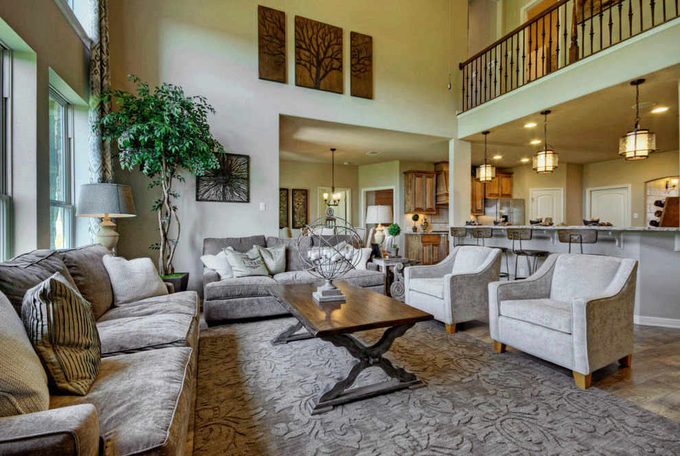 Immagine di un grande soggiorno tradizionale aperto con pareti beige, pavimento in legno massello medio e TV a parete