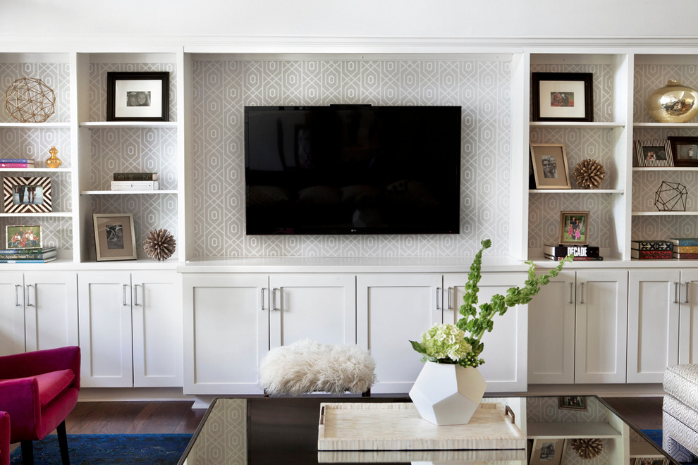 Imagen de sala de estar abierta contemporánea con paredes blancas, suelo de madera oscura y pared multimedia