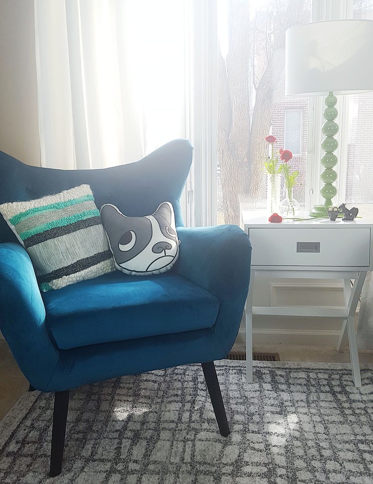 Imagen de sala de estar abierta clásica renovada pequeña con paredes beige