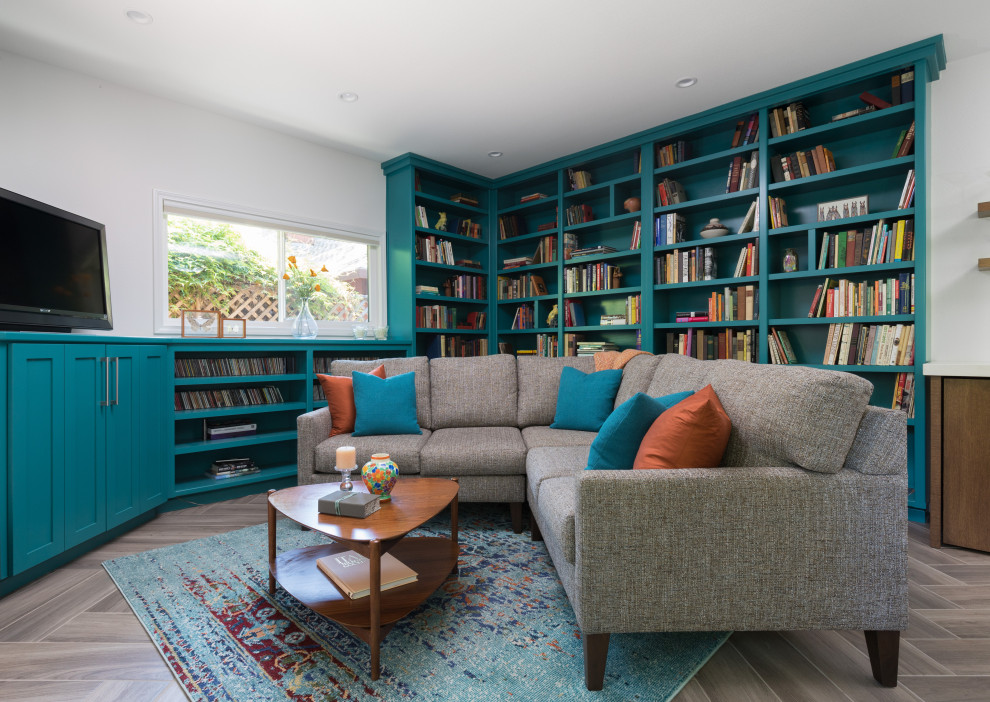 Пример оригинального дизайна: открытая гостиная комната среднего размера в стиле модернизм с с книжными шкафами и полками, синими стенами, полом из керамической плитки, отдельно стоящим телевизором и серым полом