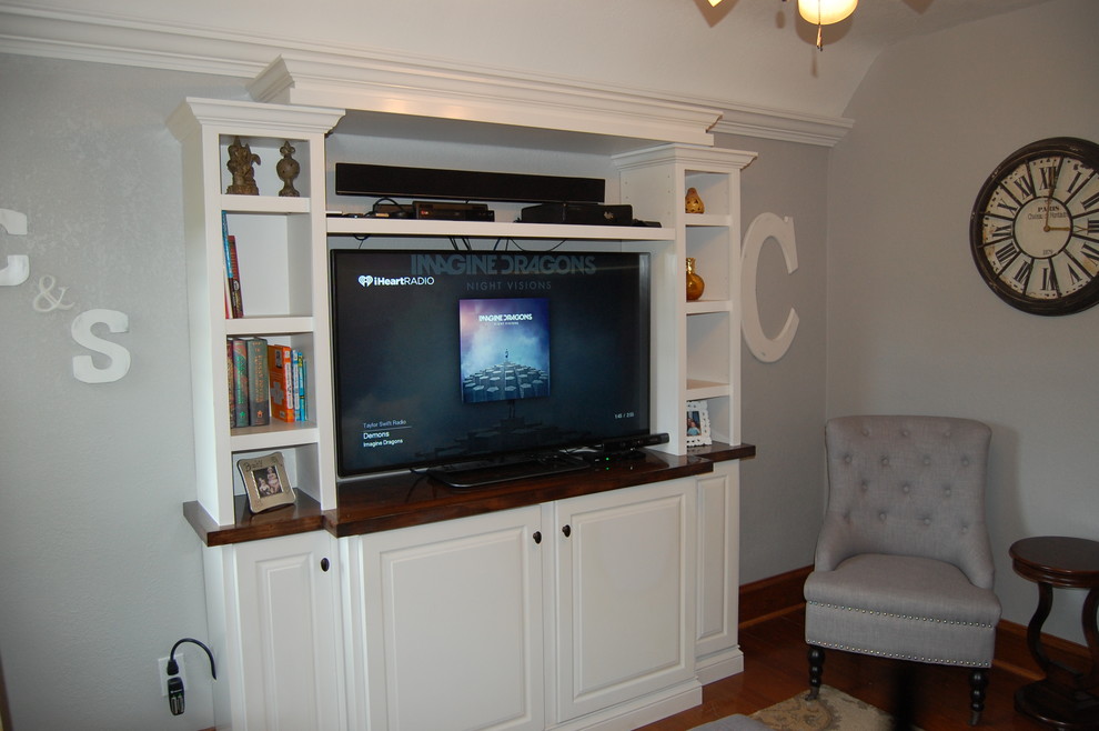 Exemple d'une petite salle de séjour fermée avec salle de jeu, un mur gris, parquet foncé et un téléviseur encastré.