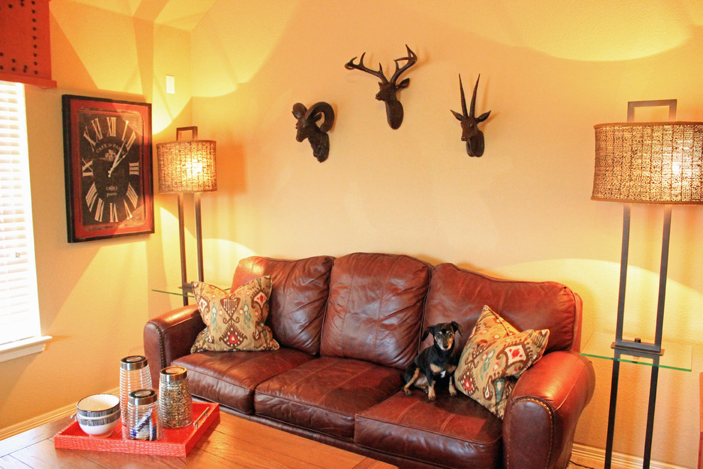 Esempio di un soggiorno classico di medie dimensioni con sala giochi, pareti beige e moquette