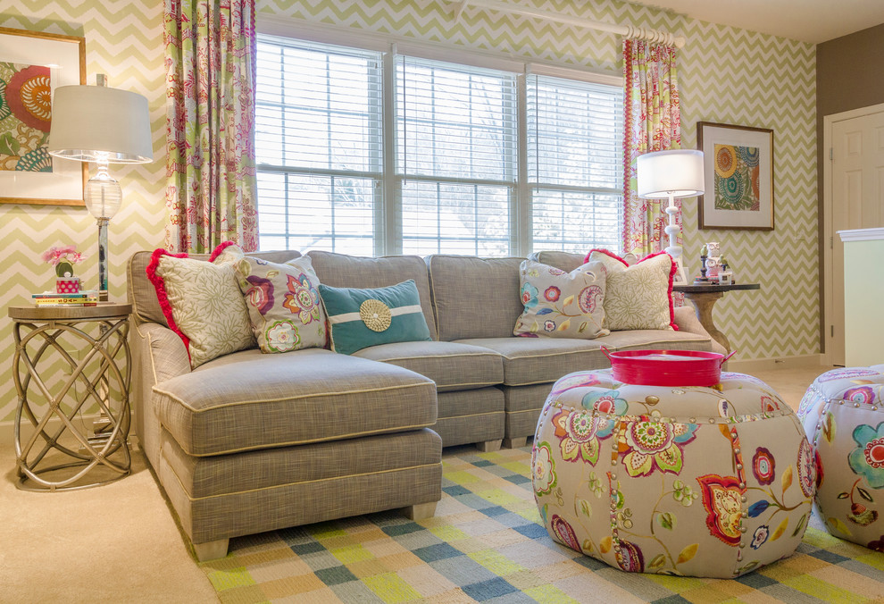 Ispirazione per un grande soggiorno design chiuso con sala giochi, moquette, TV a parete e pareti multicolore