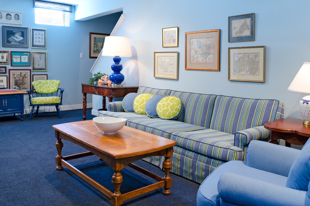Cette photo montre une salle de séjour chic avec un mur bleu et moquette.