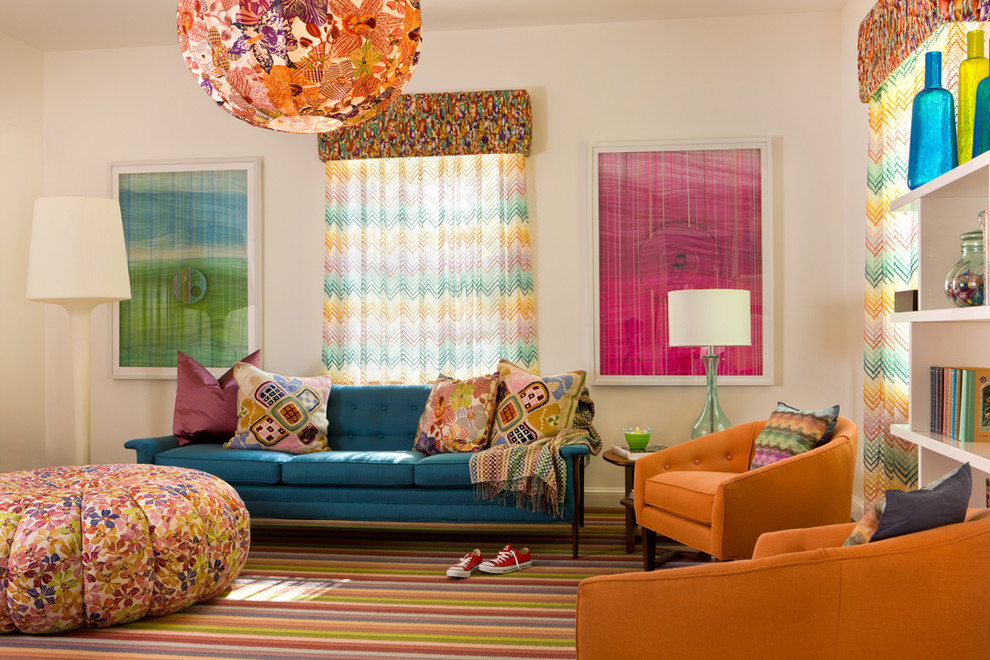 Diseño de sala de estar contemporánea con paredes blancas, suelo multicolor y moqueta